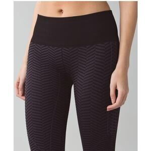 LULULEMON In The Flow Crop II Heathered Naval dark Blue black knee length crop 4
